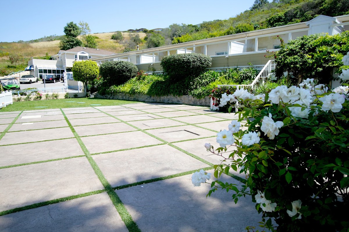 Malibu Country Inn